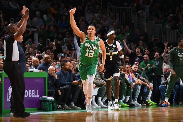 雄鹿胜国王，保罗格兰特表现出色