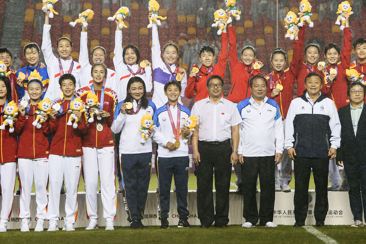 包含选手奋力拼搏，勇夺多项奖牌的词条