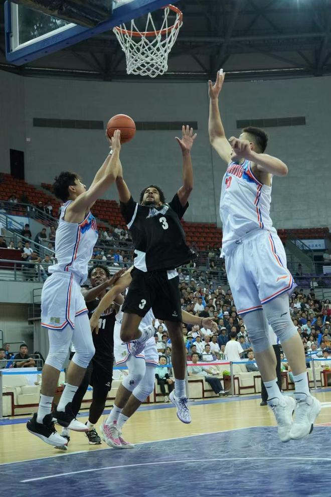 青海球员凭借精湛技术击败湖北