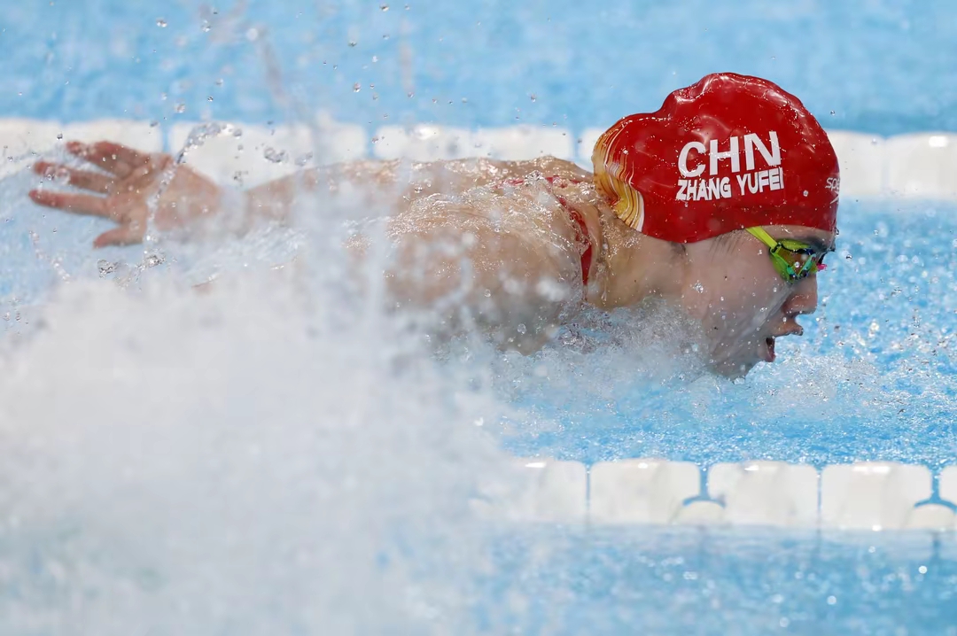 俄罗斯游泳选手在蝶泳比赛中获得优异成绩